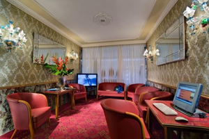 Lobbybereich des Montecarlo Hotels mit roten Möbeln und Computern auf Schreibtischen.