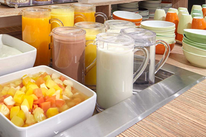 Frühstücksbuffet im Nova Hotel mit verschiedenen Getränken und Früchten.