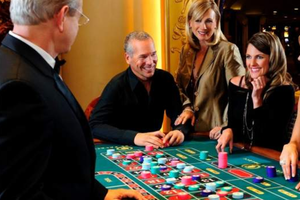 Gruppe von Menschen spielt Roulette im Caesars Palace Hotel