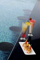 Drei Getränke und Sandwiches am Poolrand des Wyndham Garden Salalah Mirbat