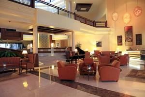 Hotellobby des Wyndham Garden Salalah Mirbat mit Klavier und Sofas.