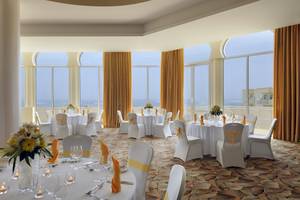 Bankettsaal im Wyndham Garden Salalah Mirbat Hotel mit Blick auf das Meer.