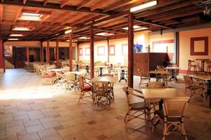 Foto des Innenbereichs des Bluesea Aloe Corralejo Hotels mit vielen Tischen und Stühlen.