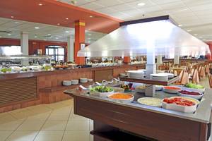 Buffet-Restaurant im Bluesea Aloe Corralejo Hotel mit verschiedenen Speisen in Schalen.