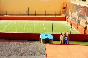 Außensportplatz im BLUESEA Aloe Corralejo Hotel mit Spielfeld, Toren und Spielgeräten.