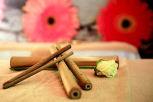 Relaxationsbereich im Hotel Bluesea Aloe Corralejo mit Bambusstäbchen und einer weißen Rose.