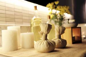 Spa-Behandlung mit Kerzen und Packungen auf einem Tisch