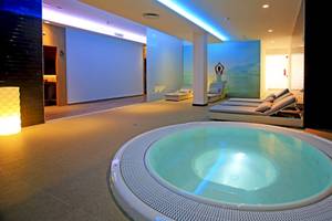 Wellnessbereich im Bluesea Aloe Corralejo Hotel mit Whirlpool und Ruheliegen.