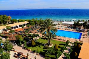Luftaufnahme des Blue Bay Beach Resorts mit Swimmingpool und Strandliegen