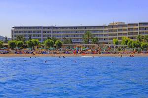 Blue Bay Beach Resort am Strand mit vielen Gästen und Palmen im Hintergrund