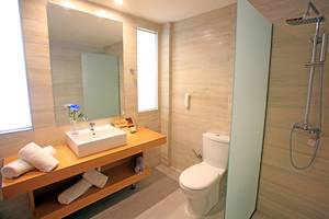 Badezimmer im Blue Bay Beach Resort mit Waschbecken, Spiegel und Toilette