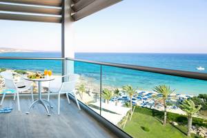 Ausblick vom Balkon des Asterias Beach Hotels auf das Meer und den Strand.