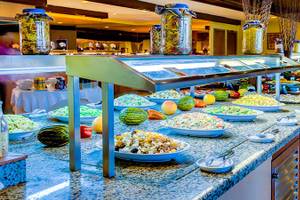 Ein Buffet im SBH Club Paraiso Playa mit verschiedenen Salaten und Früchten.