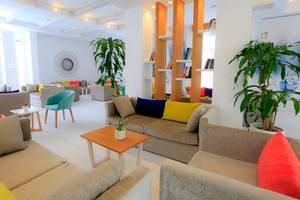 LABRANDA TMT Bodrum Hotel-Lobby-Lounge mit verschiedenen Sofas, Tischen und Pflanzen.