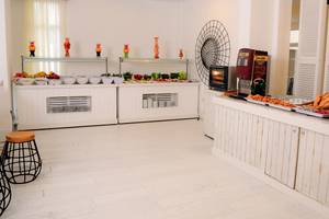 Frühstücksraum im LABRANDA TMT Bodrum Hotel mit verschiedenen Speisen auf weißen Tischen.