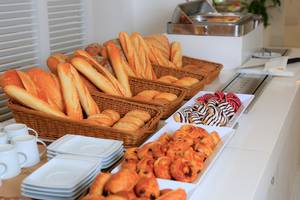 Frühstücksbuffet im LABRANDA TMT Bodrum mit Brot, Croissants und Kuchen.