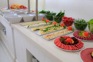 Frühstücksbuffet im LABRANDA TMT Bodrum Hotel mit einer Auswahl an Käse, Salaten, Tomaten und mehr.