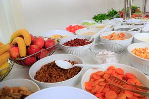Frühstücksbuffet im LABRANDA TMT Bodrum mit verschiedenen Obstsalaten, Cerealien und Gemüse.