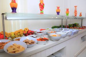 Frühstücksbuffet im LABRANDA TMT Bodrum Hotel mit verschiedenen Obstsalaten, Nüssen und Keksen.
