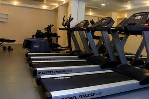 Im Fitnessstudio des Labranda TMT Bodrum Hotels stehen mehrere Laufbänder nebeneinander.