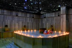 Saunaraum im LABRANDA TMT Bodrum mit Sternenhimmel-Decke und runden Kerzen auf dem Boden.