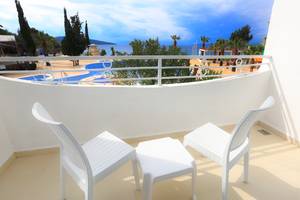 Balkon des LABRANDA TMT Bodrum mit Blick auf das Meer und den Pool.