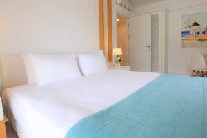 Schlafzimmer im LABRANDA TMT Bodrum Hotel mit einem großen Bett und weißen Laken.