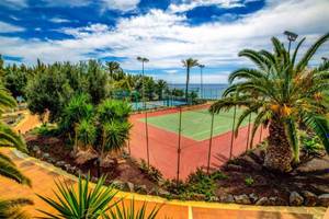 Tennisplatz im Freien im SBH Club Paraiso Playa mit Blick auf das Meer.