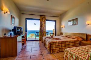 Hotelzimmer im SBH Club Paraiso Playa mit Meerblick, zwei Betten und einem Schreibtisch.