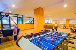 Spielzimmer im SBH Club Paraiso Playa mit Tischfußball, Billardtisch und Spielgeräten.