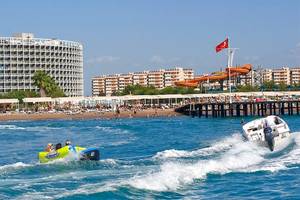 Strand vor dem Crystal Centro Resort Hotel mit Wasserrutsche und Jetski