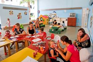 Im Crystal Centro Resort Kinderclub sind mehrere Kinder und Erwachsene bei Aktivitäten.