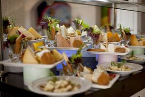 Buffet mit verschiedenen Käsesorten im Delphin Imperial Hotel.