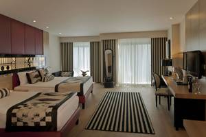 Doppelbett-Zimmer im Delphin Imperial Hotel mit modernen Möbeln und Blick auf die Straße.