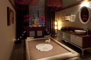 Relaxationsraum im Delphin Imperial Hotel mit Buddha-Statue und Dekor.