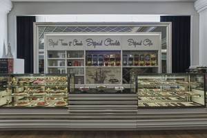 Snack-Shop im Delphin Imperial Hotel mit verschiedenen Schokoladen und Kaffees.