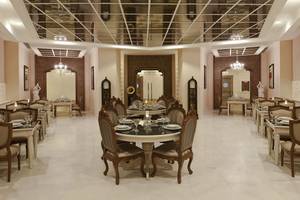 Innenansicht des Restaurants im Delphin Imperial Hotel mit runden Tischen und Stühlen.