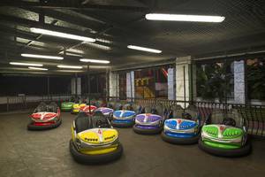 Bungee Autos in einem Spielplatz mit bunten Fahrzeugen und Deckenleuchten