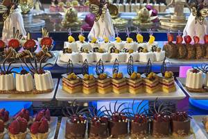 Vielfalt von Desserts auf dem Buffet im Delphin Imperial Hotel.