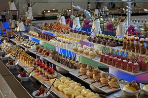 Buffet-Auswahl im Delphin Imperial Hotel mit verschiedenen Desserts und Pralinen.