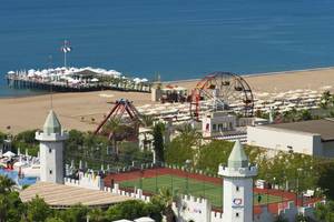 Luftaufnahme des Delphin Imperial Hotels am Strand mit Freizeitpark, Tennisplatz und Riesenrad