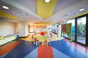 Kinderspielbereich im Limak Lara De Luxe Hotel & Resort mit bunten Böden und Möbeln.