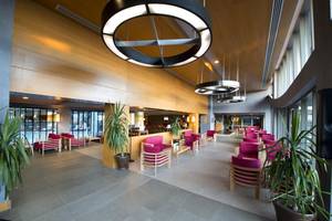 Hotel-Lounge-Bereich mit Sofas, Tischen und Pflanzen im Inneren des Limak Lara De Luxe Hotel & Resort.