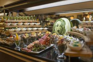 Buffettisch im Delphin Palace Hotel mit verschiedenen Gerichten und Wassermelonen.