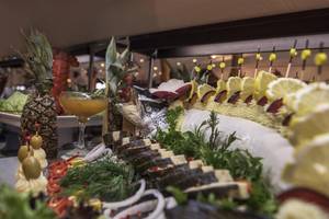 Buffettisch im Delphin Palace Hotel mit Fisch, Sushi, Früchten und Getränken