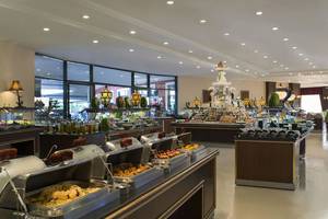 Buffethalle im Delphin Palace Hotel mit verschiedenen Speisen in großen Edelstahlbehältern.