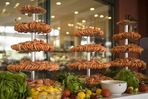 Buffet im Delphin Palace mit gegrillten Garnelen, Salaten und Früchten.