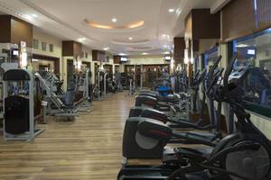 Fitnessstudio im Delphin Palace Hotel mit verschiedenen Trainingsgeräten.