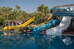 Wasserrutschen am Pool des Delphin Palace Hotels in verschiedenen Farben.