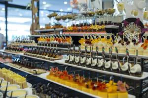 Buffet im Delphin Palace Hotel mit verschiedenen süßen Speisen.